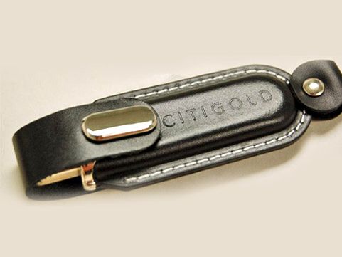 USB-флешка в футляре из натуральной кожи - сувенир солидного банка