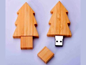 Сувенирная USB-флешка из дерева "Новогодняя елка" 